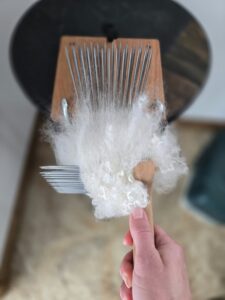 Wool comb alignment for transferring fiber back to the stationary comb