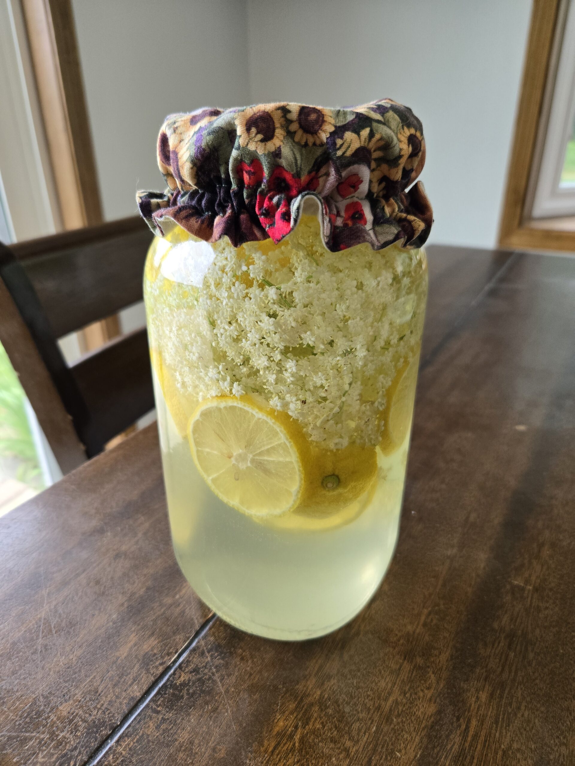 Make elderflower lemonade in a Mason jar